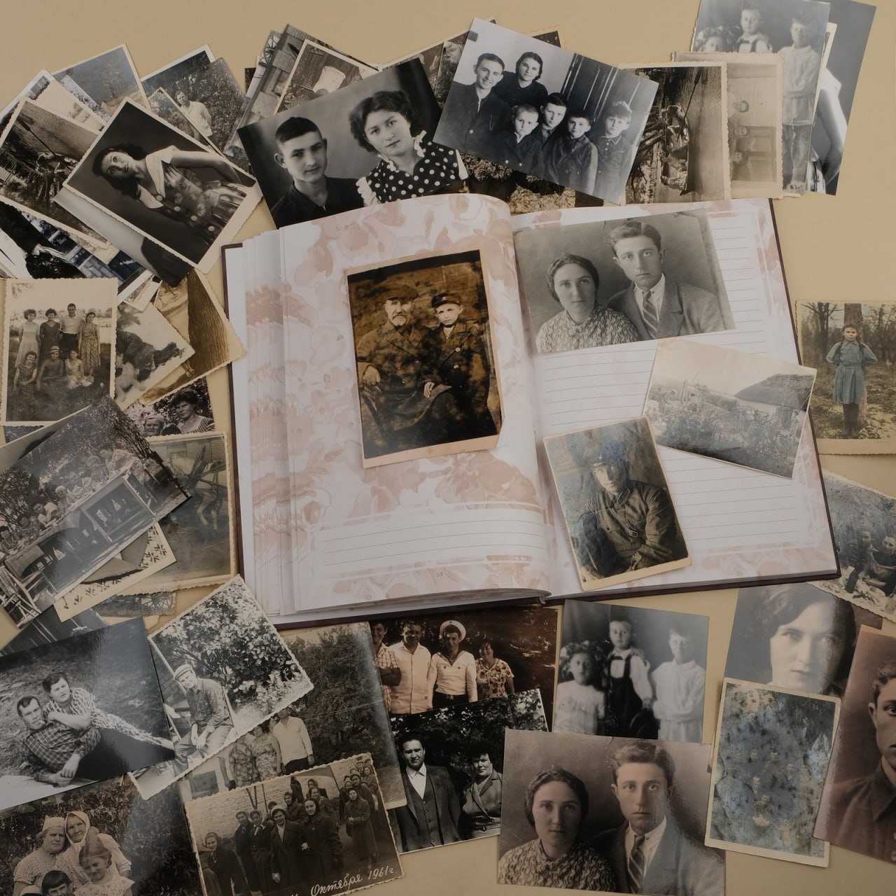Старі родинні фотографії поруч із відкритою книгою